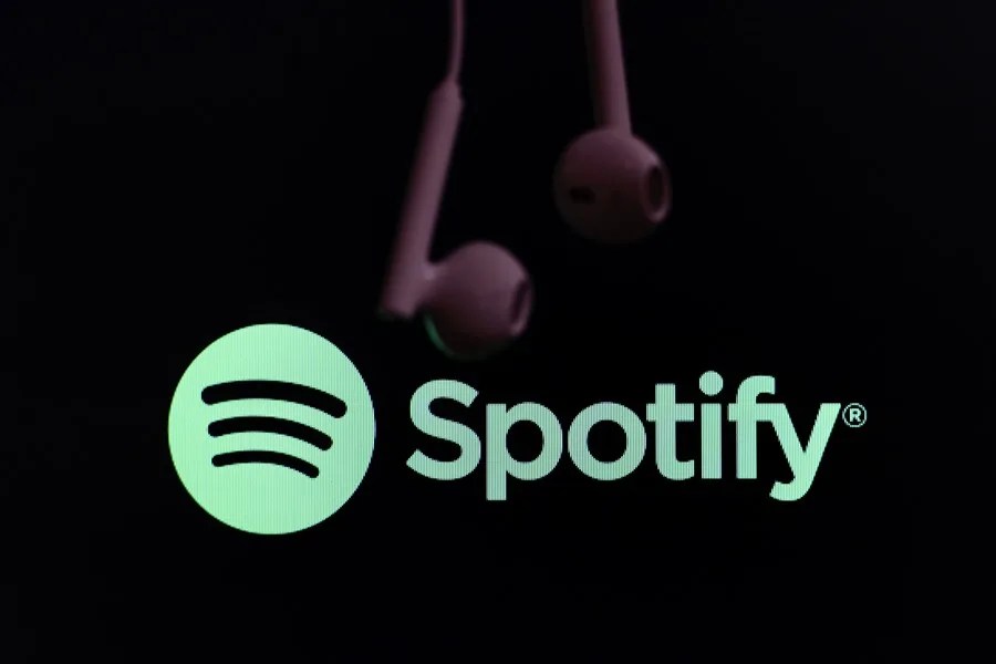 Fotografía de archivo de Spotify, que planea subir sus precios, junto a unos auriculares. EFE/Ritchie B. Tongo