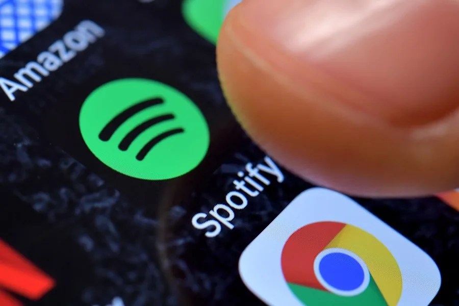 Fotografía de archivo de un teléfono móvil en el que se ve el logo de Spotify, que planea subir sus precios en algunos países. EFE/Sascha Steinbach