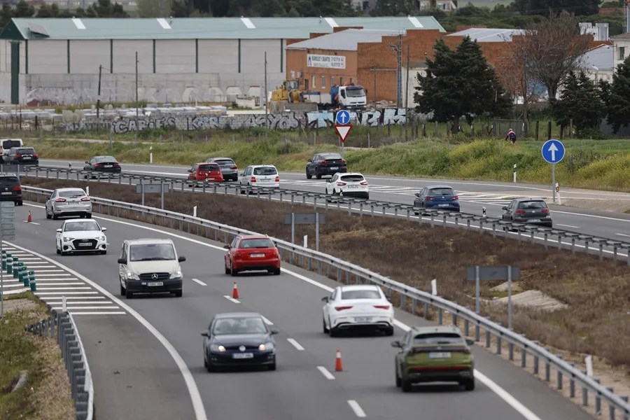 La DGT activa el tercer carril en la A5 en dirección Madrid por la Operación Retorno de Semana Santa.