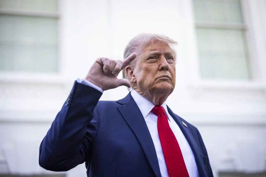 El presidente de Estados Unidos, Donald Trump, habla con los medios, este 23 de abril de 2025, en la Casa Blanca. EFE/Jim Lo Scalzo