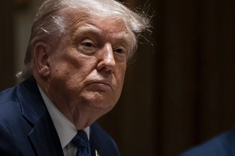 El presidente de Estados Unidos, Donald Trump, durante una reunión en la Casa Blanca con el primer ministro de Noruega, Jonas Gahr Støre, este 24 de abril de 2025, en Washington. EFE/Al Drago/Pool