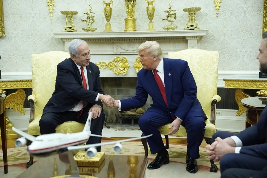 El presidente de Estados Unidos, Donald Trump (d), durante una reunión con el primer ministro de Israel, Benjamín Netanyahu (i), en la Casa Blanca, este 7 de abril de 2025. EFE/Yuri Gripas