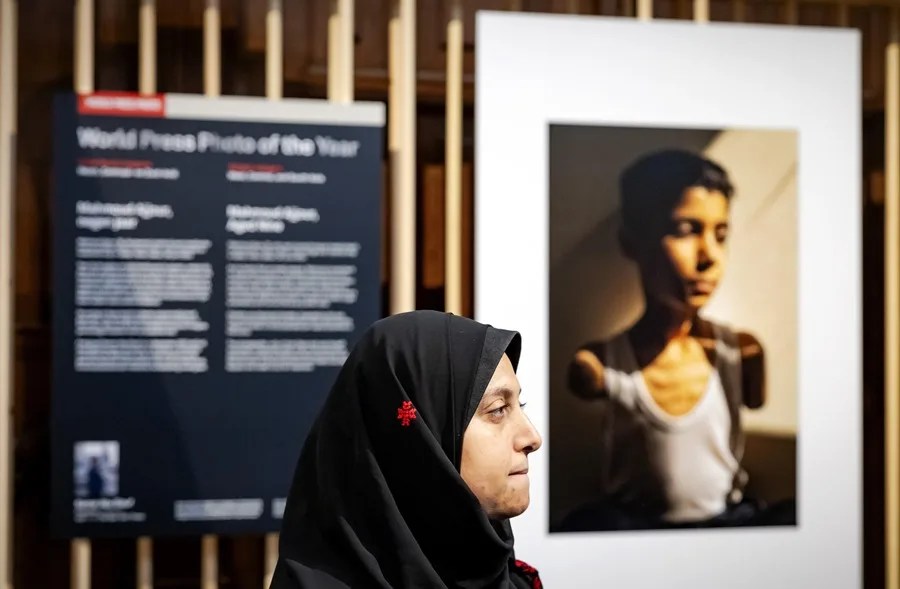 La fotógrafa palestina Samar Abu Elouf posa ante su fotografía ganadora del premio World Press Photo of the Year, durante el anuncio de los ganadores del premio.