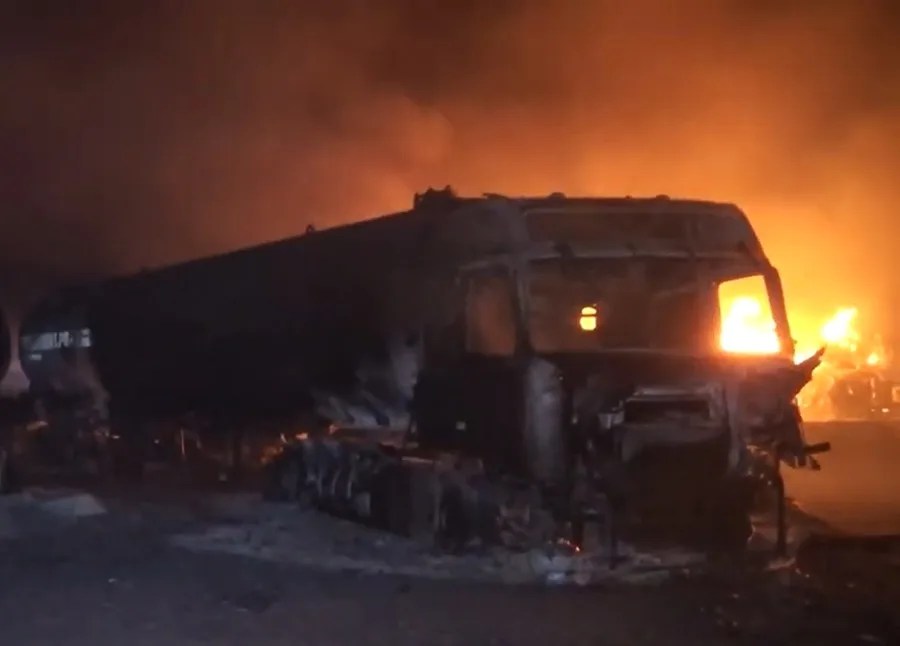 captura de pantalla de un video publicado por la cadena de televisión hutí Al-Masirah muestra llamas y humo elevándose del puerto petrolero de Ras Isa