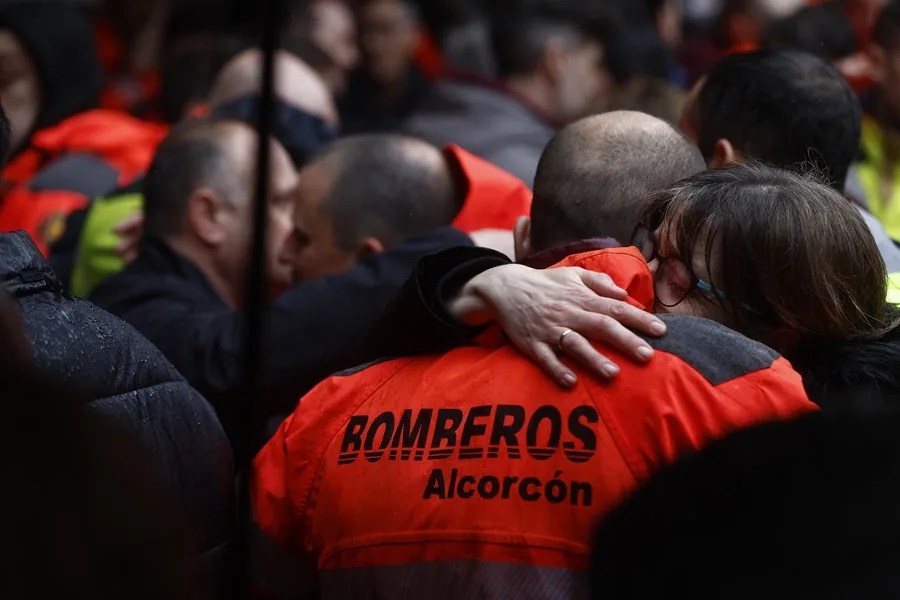 Minuto de silencio guardado a las puertas del Ayuntamiento de Alcorcón por los dos bomberos fallecidos ayer en el incendio de un garaje subterráneo en el barrio de Las Retamas, en Alcorcón.