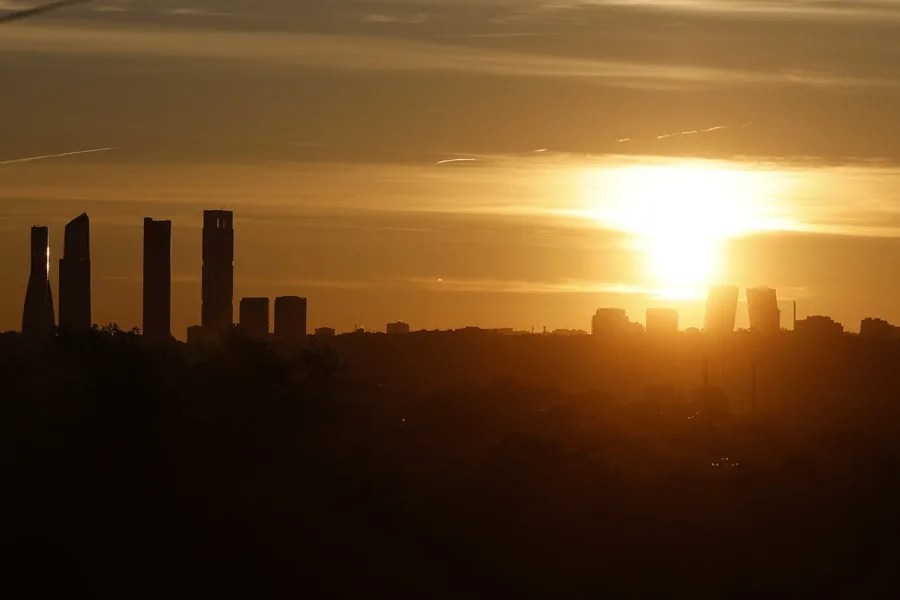 Vista de Madrid al amanecer este martes tras el apagón eléctrico