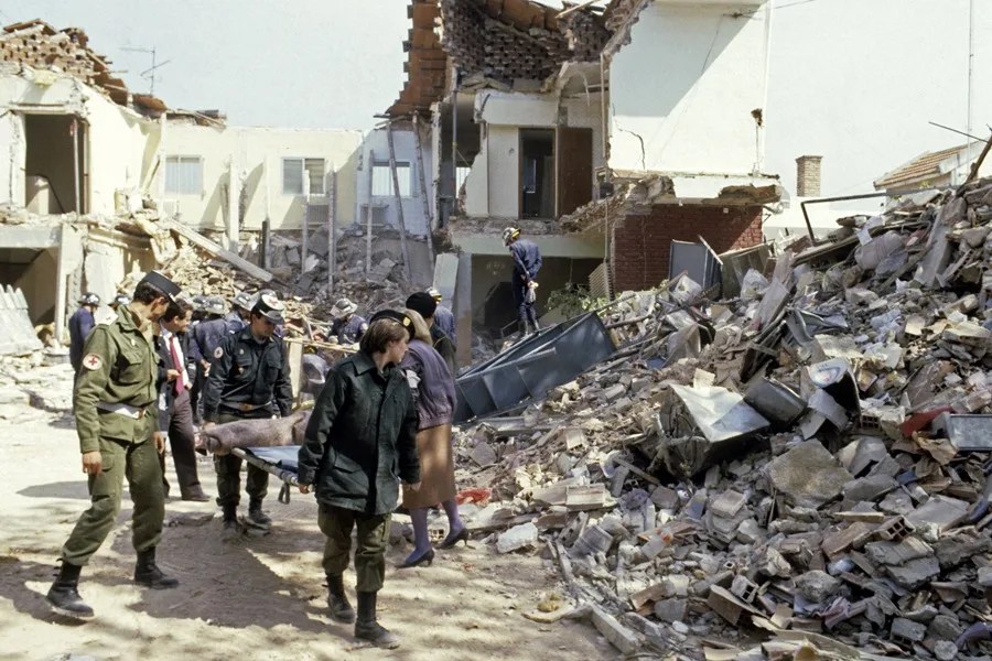 Miembros de la Cruz Roja y Protección Civil participan en las labores de rescate de las víctimas del atentado que destruyó, anoche, el restaurante El Descanso,