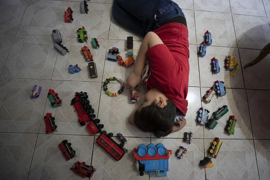 Altair Salazar Muñiz, un niño con diagnóstico y tratamiento del Trastorno del Espectro Autista, juega con sus coches.
