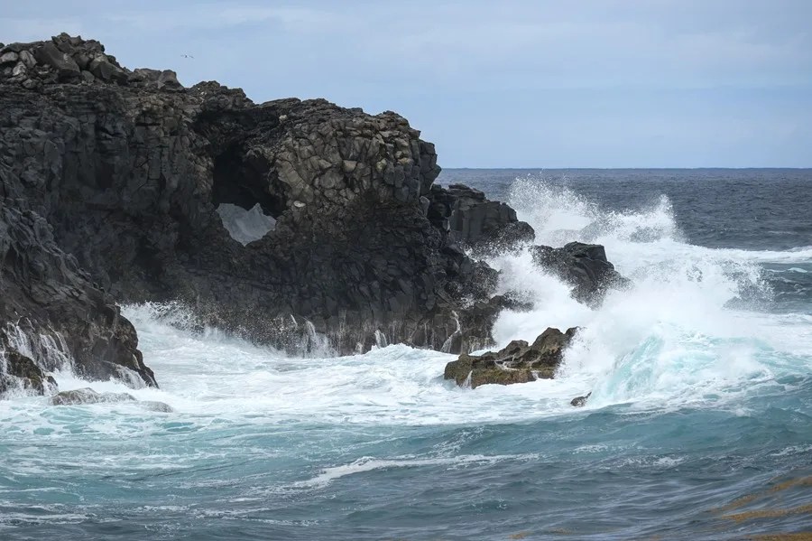 Grandes olas chocan contra las rocas en la costa de la localidad de Tejina