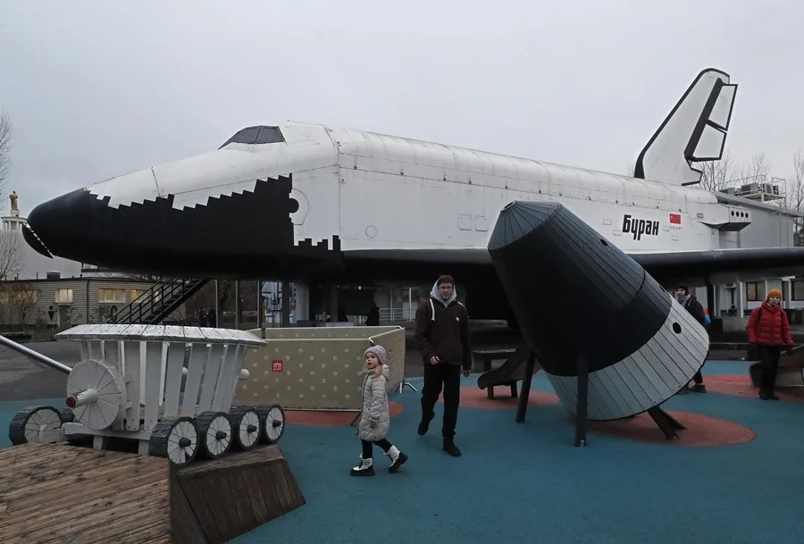 uno de los transbordadores espaciales soviéticos Buran, cerca del Museo de la Cosmonáutica en el centro de exposiciones multifuncional VDNH en Moscú