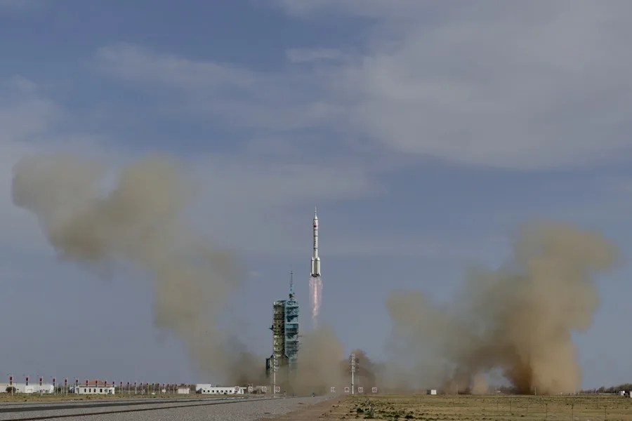 La misión espacial Shenzhou-20, transportada por el cohete Long March 2F, se lanza desde el Centro de Lanzamiento de Satélites de Jiuquan
