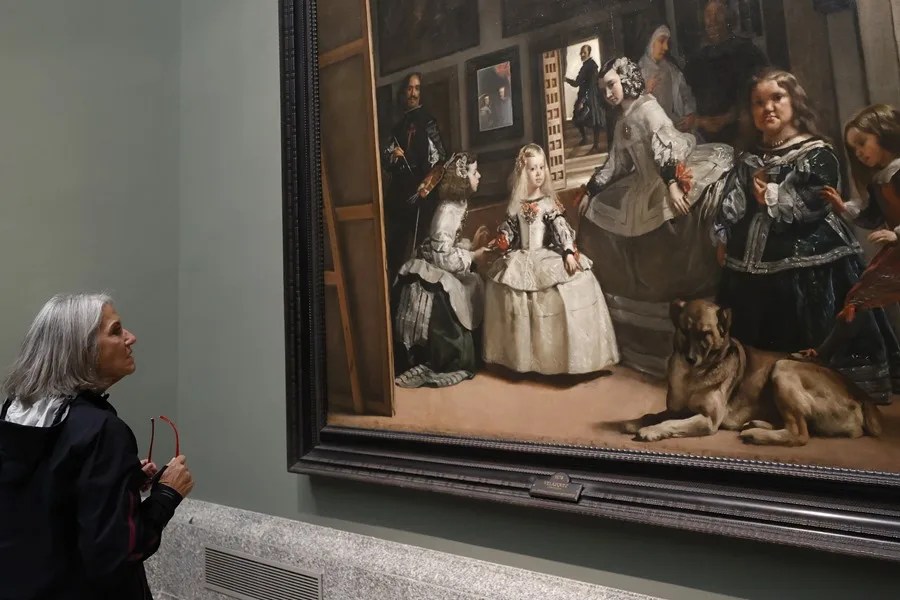 Una visitante contempla "Las Meninas" de Velázquez