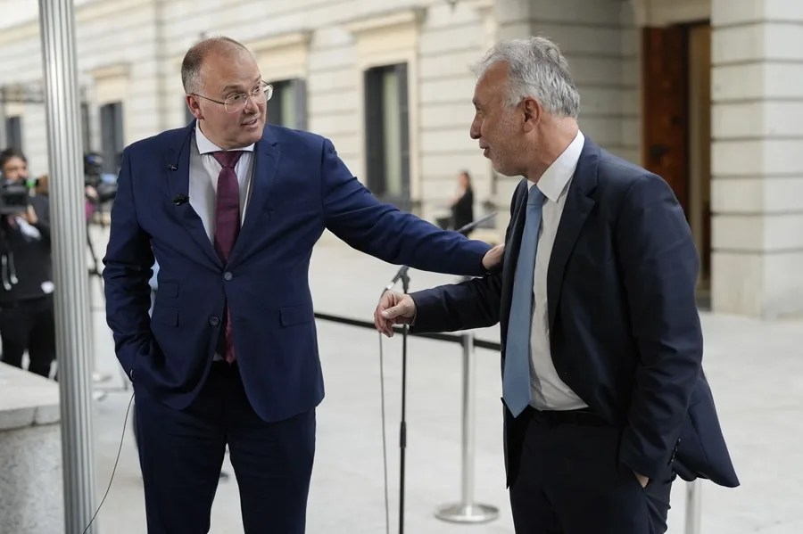 El portavoz del Partido Popular en el Congreso, Miguel Tellado (i) saluda al ministro de Política Territorial, Ángel Víctor Torres (d)