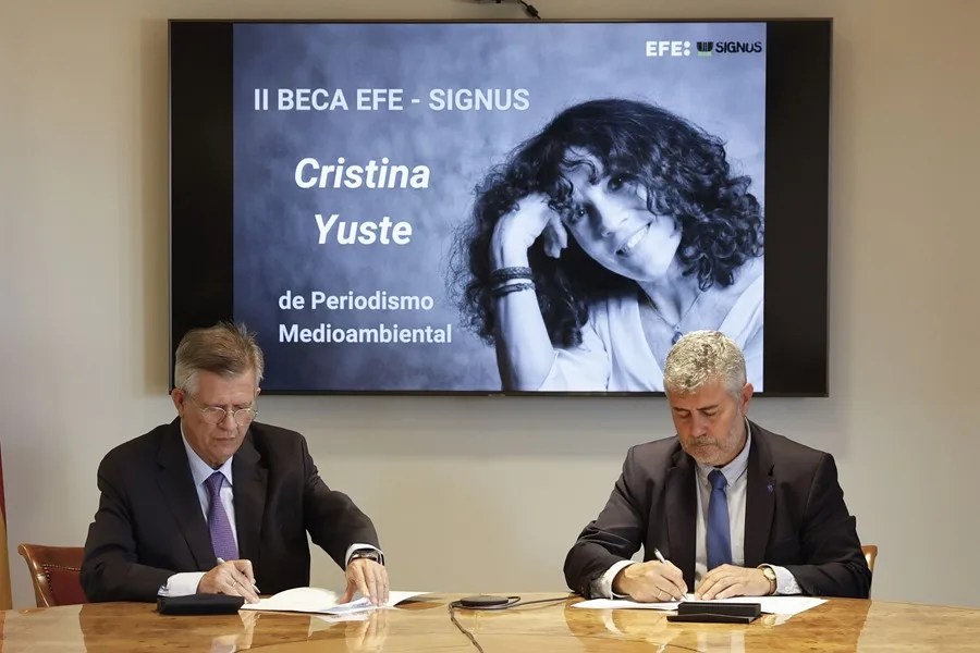 El presidente de EFE, Miguel Angel Oliver (d), y el director general de SIGNUS Ecovalor, Gabriel Leal (i)