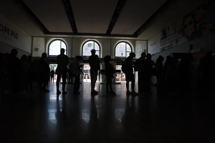 Fotografía del interior de la estación de Príncipe Pío, en Madrid, tras el apagón
