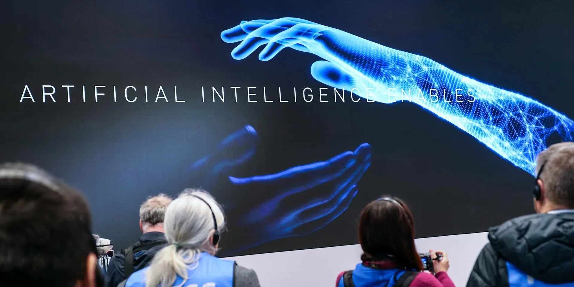 Un empleado habla frente a una pantalla gigante durante una gira de prensa en la Feria de Hannover