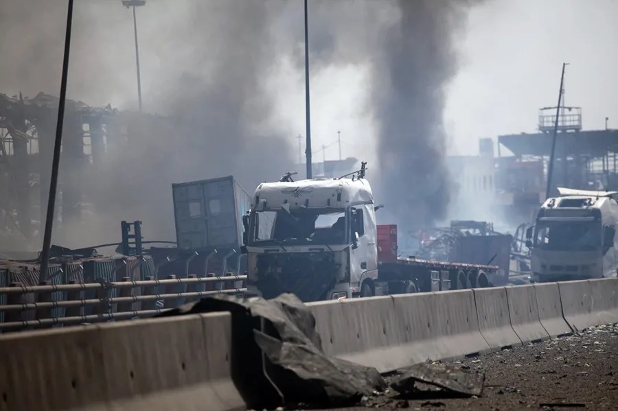 Varios vehículos carbonizados cerca de la explosión en un puerto al sur de Irán.