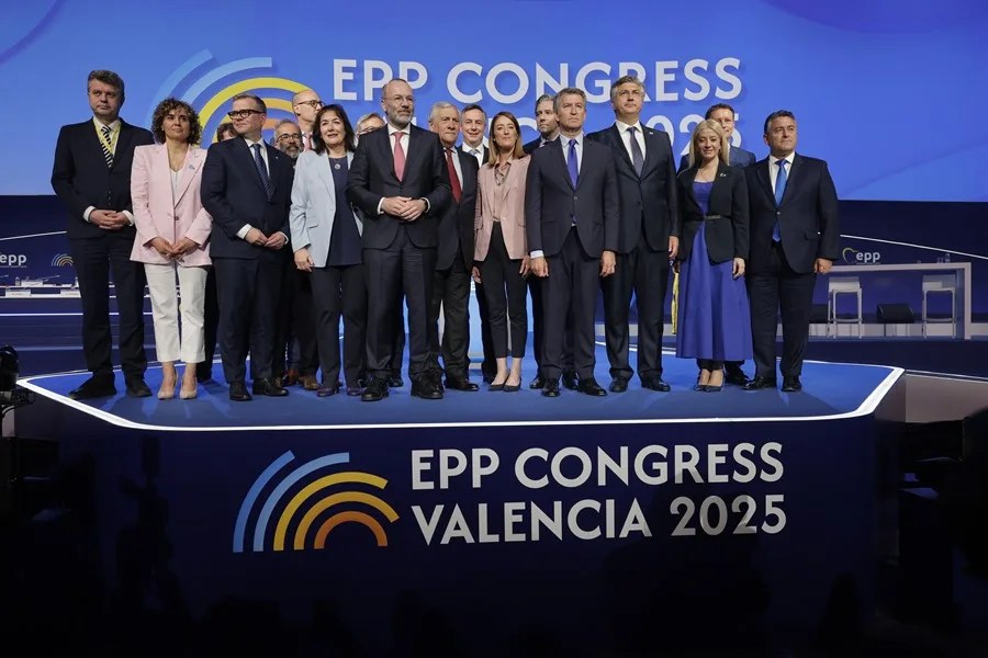 Foto de familia en el marco de la segunda jornada del congreso del Partido Popular Europeo en Valencia.