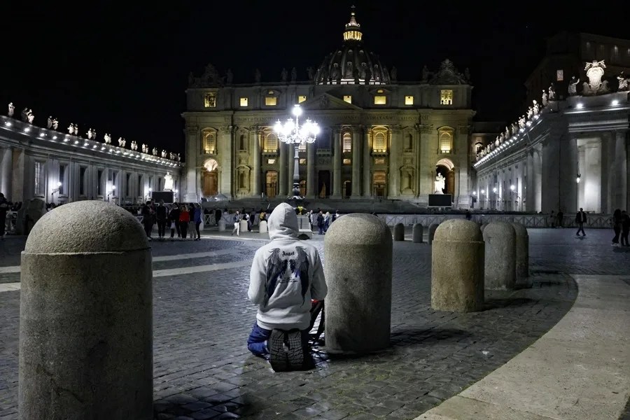 Un fiel reza en la Plaza de San Pedro tras el fallecimiento del Papa Francisco