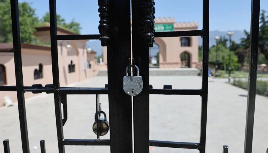 Una puerta cerrada en Badamwari, un popular jardín cerrado por las autoridades como medida de precaución, en el centro de Srinagar,