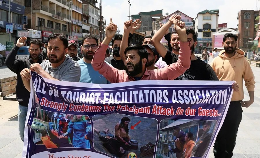 Profesionales del turismo de Cachemira gritan consignas mientras condenan un ataque mortal contra turistas en la Cachemira