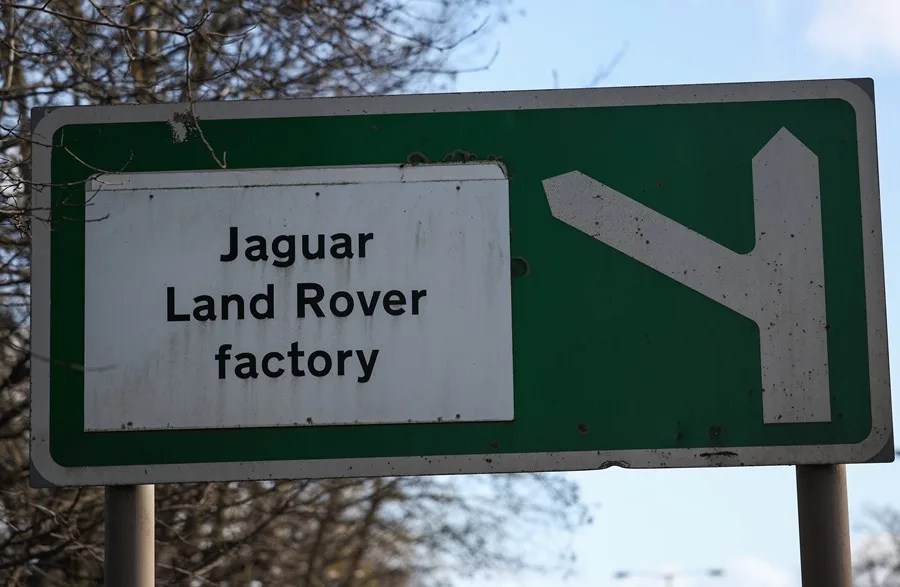 Una señal de tráfico cerca de la planta de Jaguar Land Rover
