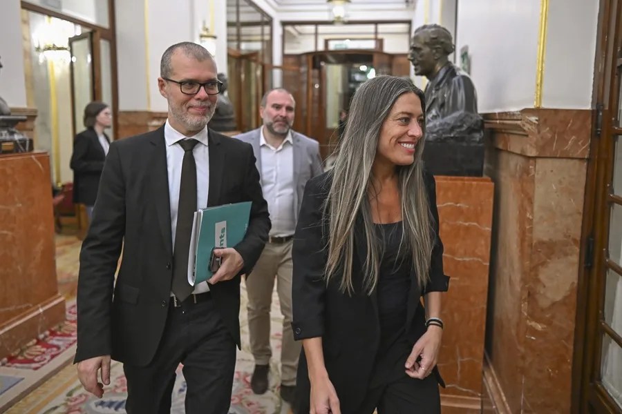 Los diputados de Junts per Catalunya Miriam Nogueras (d) y Josep Maria Cruset