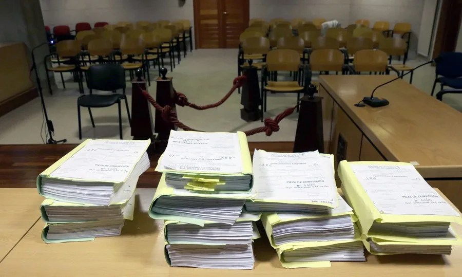 Sala vacía de un juzgado.