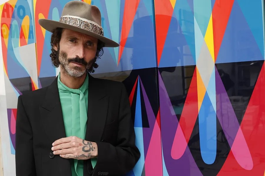 Leiva posa durante una entrevista con EFE con motivo de la presentación de su nuevo disco 'Gigante'.