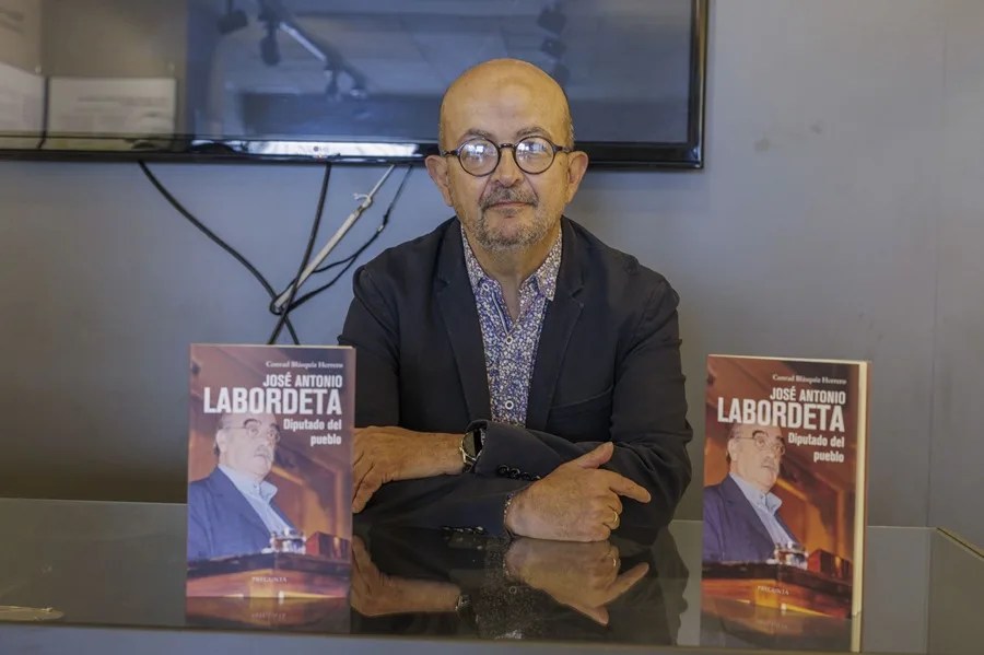 El periodista Conrad Blásquiz ha presentado 'José Antonio Labordeta: diputado del pueblo', junto a Ángela, una de sus hijas.