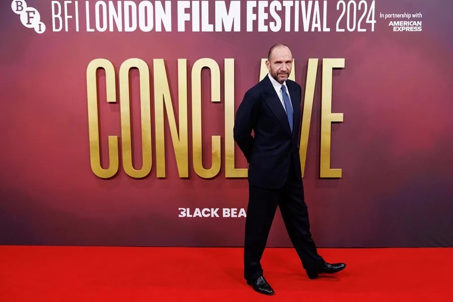 El actor inglés Ralph Fiennes llega al estreno de la película 'Conclave'