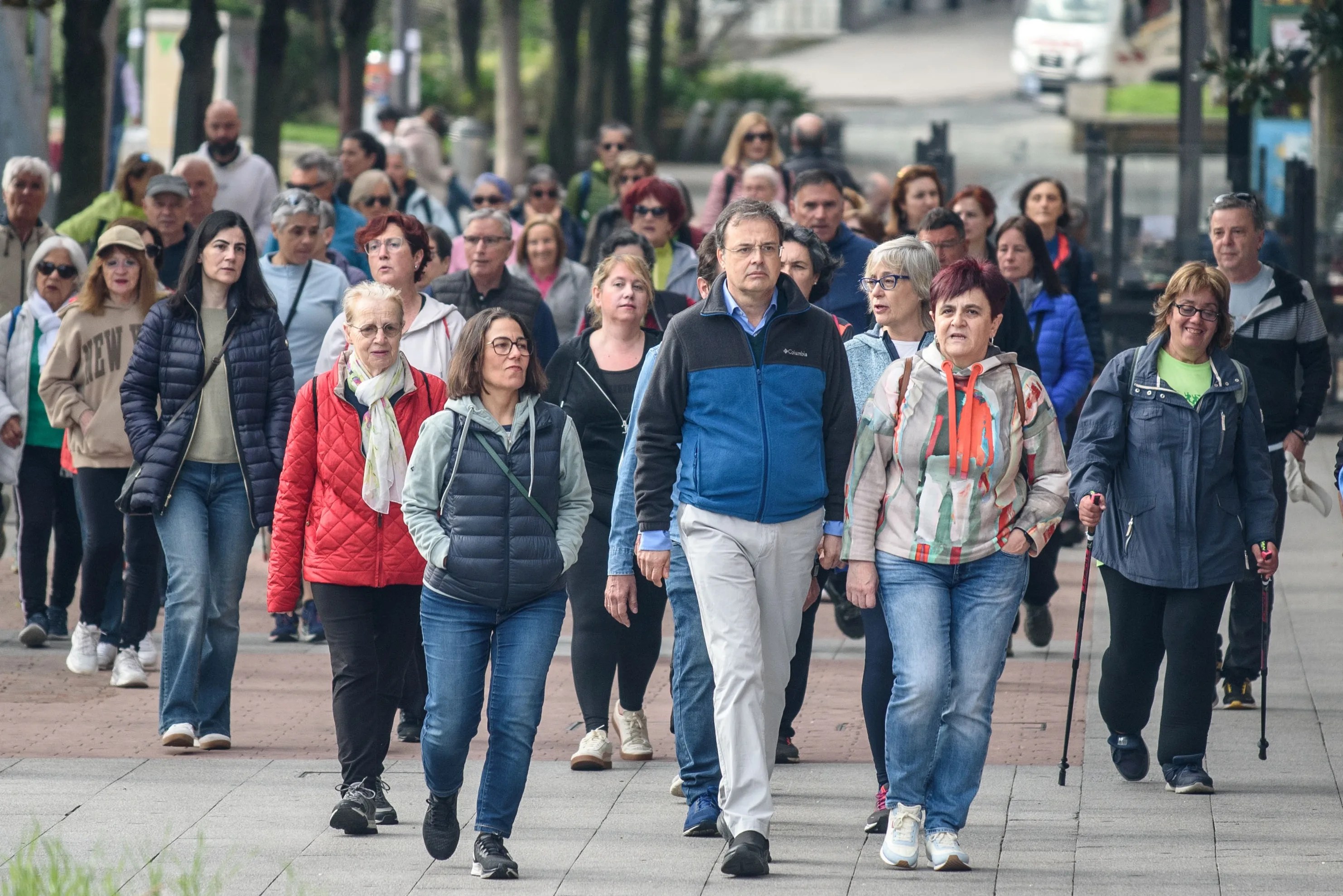 El consejero de Salud del Gobierno Vasco, Alberto Martínez (c) encabeza la X edición del Paseo Saludable por Getxo. EFE/Javier Zorrilla