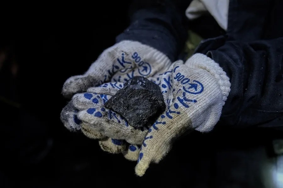 Pavlohrad (Ukraine), 08/04/2024.- Un operario muestra un trozo del mineral extraído de una mina en Dnipropetrovsk, en una imagen de archivo.
