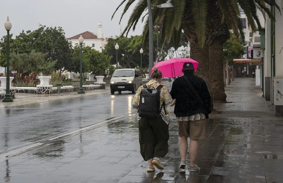 La borrasca Nuria deja lluvias localmente fuertes y rachas huracanadas de viento