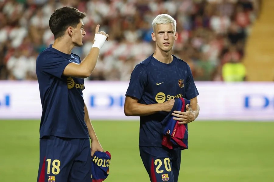 Los jugadores del FC Barcelona Dani Olmo (d) y Pau Víctor