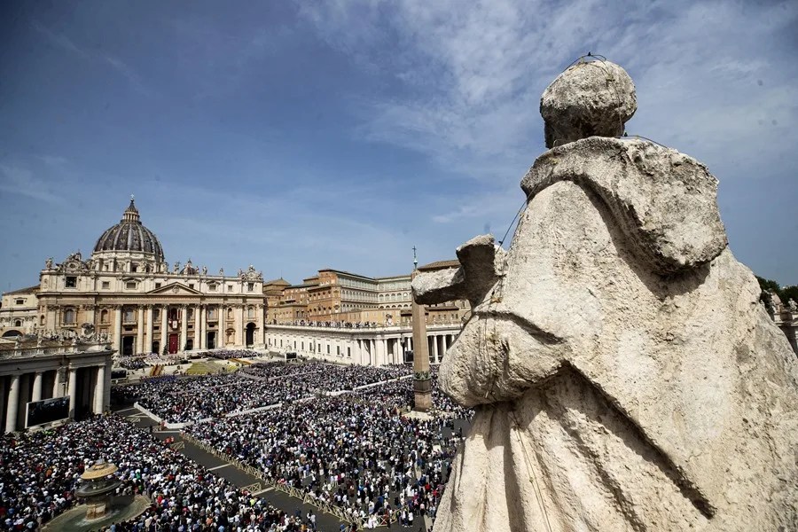 Fieles asisten a la Santa Misa de Pascua en la Plaza de San Pedro
