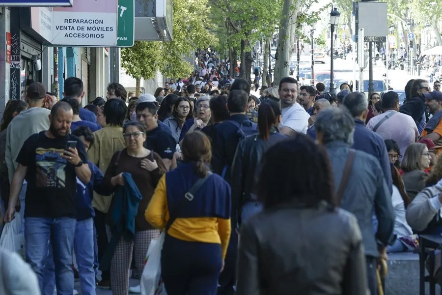 Una calle llena de personas este lunes, durante el apagón en Madrid.