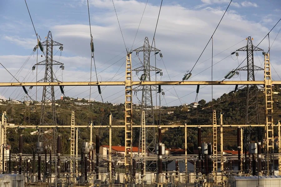 Líneas eléctricas de alta tensión en Niza, sur de Francia