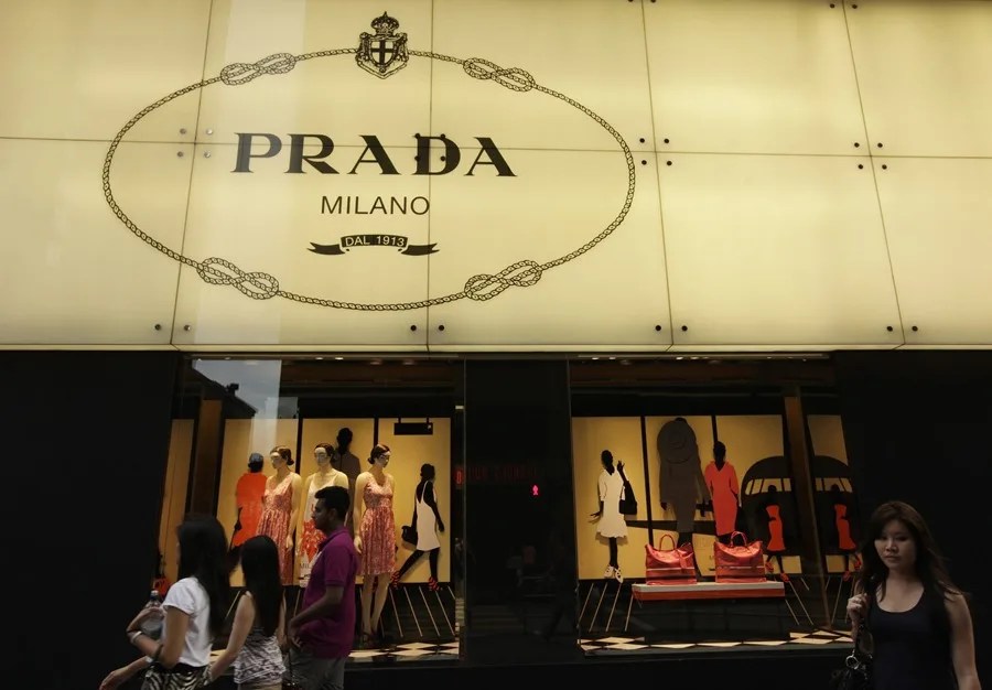 Varios peatones caminan frente a una tienda de Prada en Hong Kong (China)