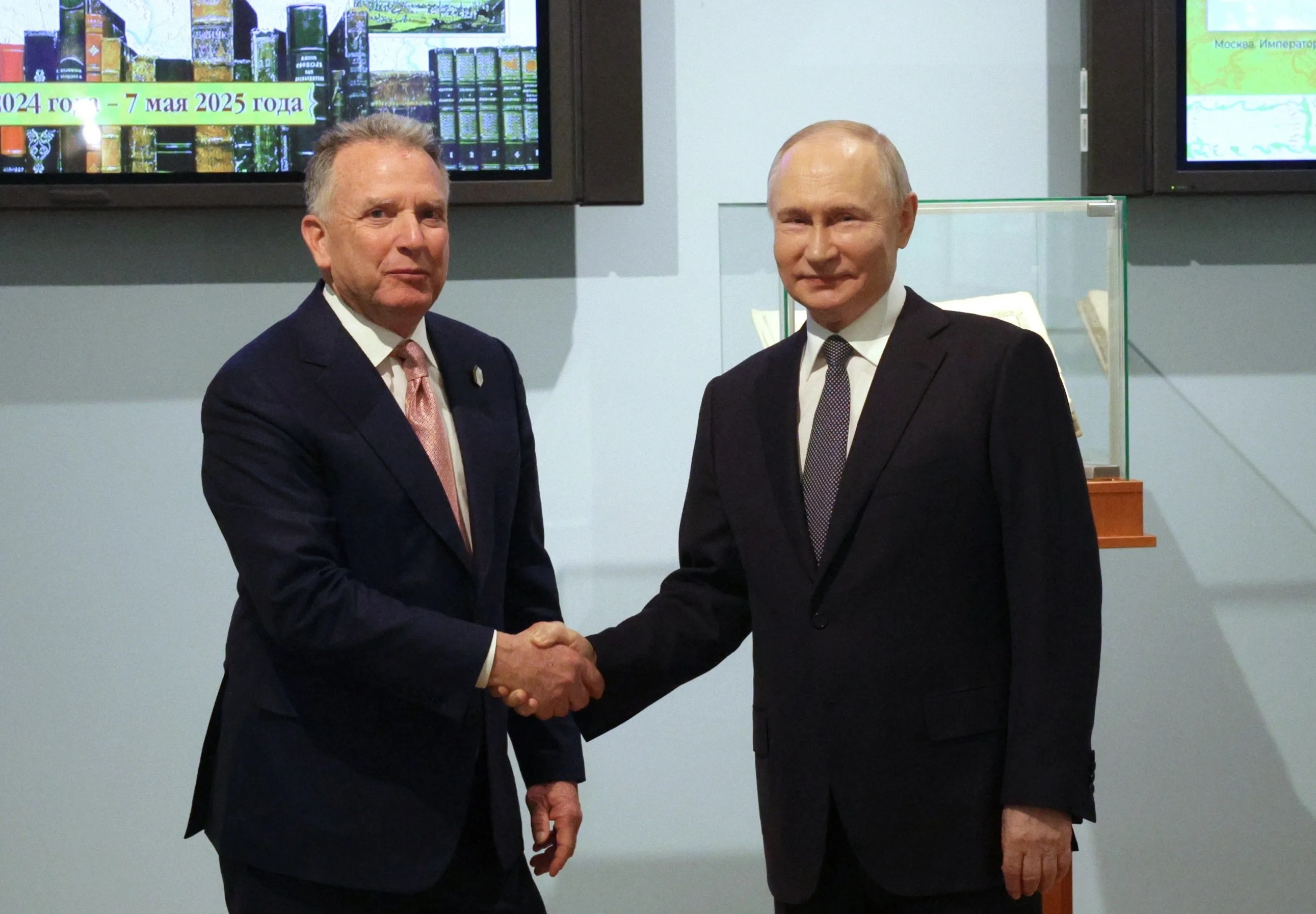 El presidente ruso Vladimir Putin se estrecha la mano con el enviado especial de EE. UU. para el Medio Oriente, Steve Witkoff (Izq.), durante una reunión en San Petersburgo, Rusia. EFE/GAVRIIL GRIGOROV/SPUTNIK/KREMLIN