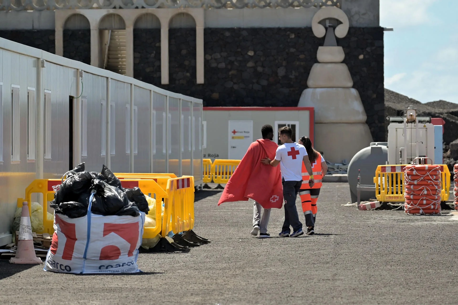 Salvamento Marítimo ha escoltado este lunes hasta El Hierro a un cayuco con cinco ocupantes a bordo, que relataron a su llegada que más de cien personas tenían previsto viajar en la embarcación, pero se quedaron en tierra tras ser sorprendidos por la gendarmería mauritana en el momento del embarque. EFE/Gelmert Finol
