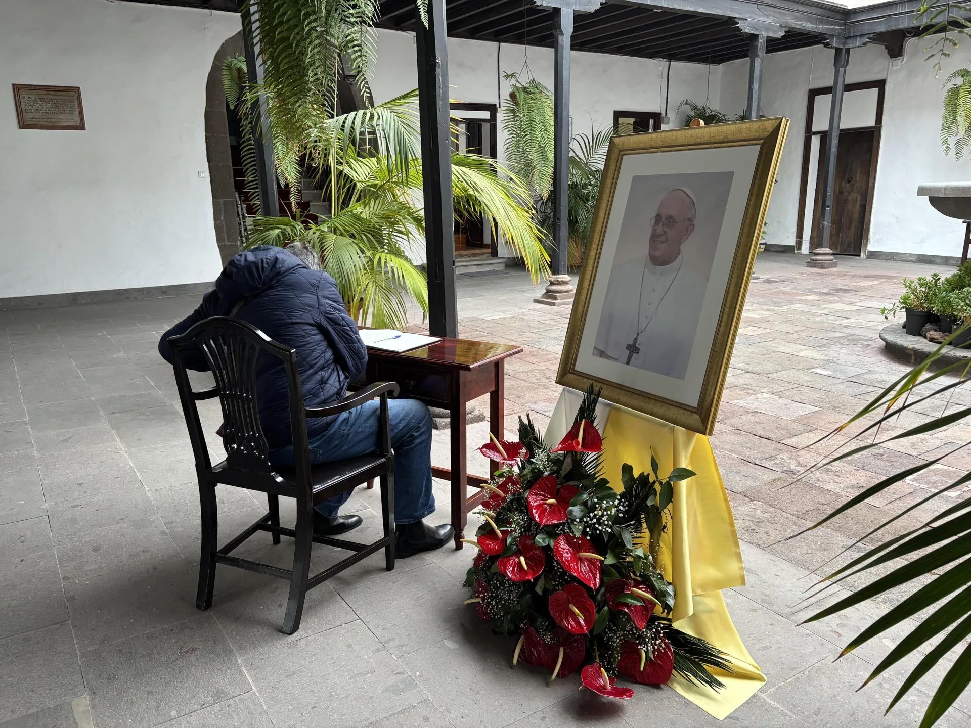 Imagen del libro de condolencias por la muerte del papa Francisco que el obispado de la Diócesis de Canarias ha habilitado en su sede de la Plaza de Santa Ana, 12, de Las Palmas de Gran Canaria. Obispado