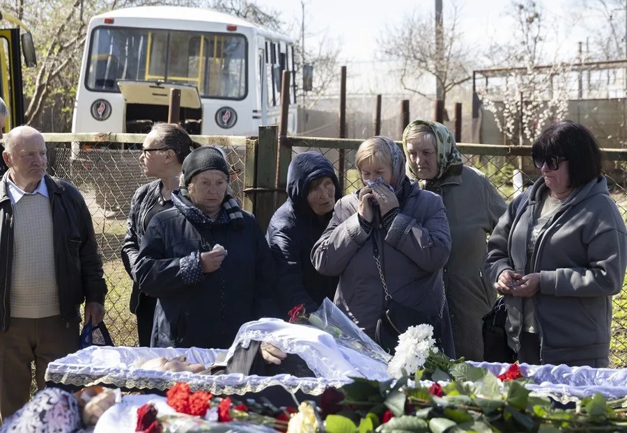 Familiares y amigos de Viktor y Olga Boyko, fallecidos tras un ataque con misiles, asisten a su funeral