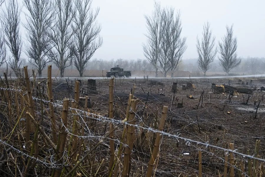 Un vehículo de evacuación médica ucraniano, que transporta a soldados heridos a un punto de estabilización médica, pasa junto a un campo con fortificaciones, cerca de la ciudad de Pokrovsk