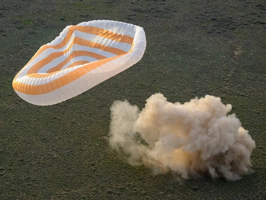 la nave espacial Soyuz MS-26, con el astronauta de la NASA de la Expedición 72, Don Pettit, y los cosmonautas de Roscosmos, Alexey Ovchinin e Ivan Vagner, a bordo, mientras aterriza en una zona remota cerca de la ciudad de Zhezkazgan