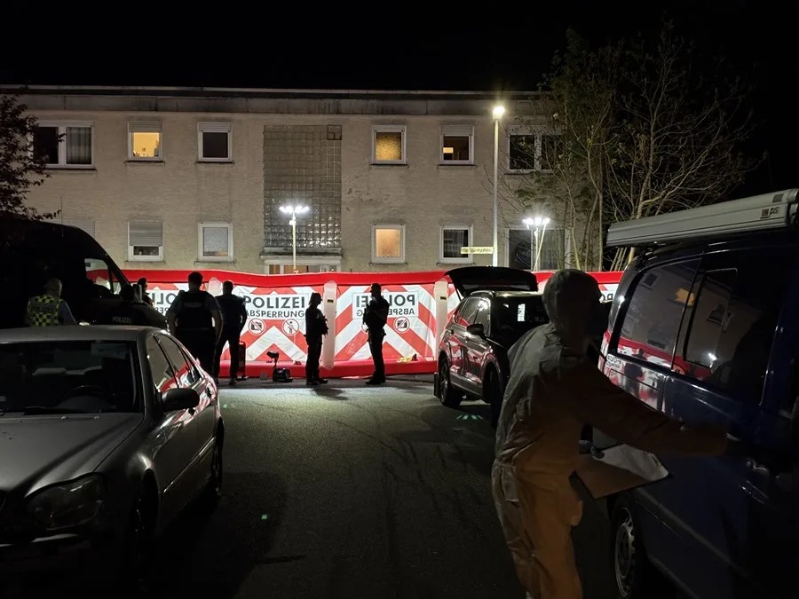 La policía acordonó el lugar del crimen frente a un edificio residencial en Bad Nauheim