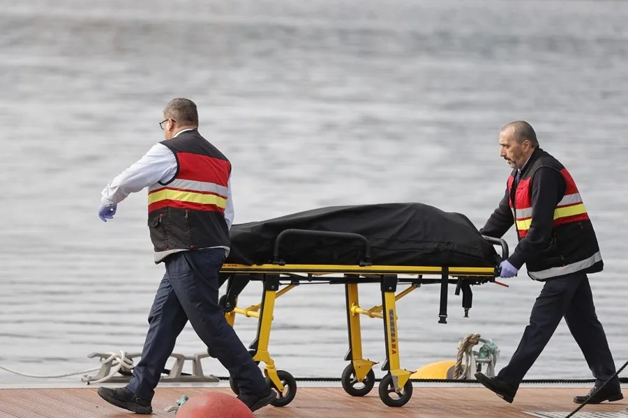 Los servicios funerarios se llevan el cuerpo de una persona que ha aparecido flotando en las inmediaciones de la Torre de Hércules