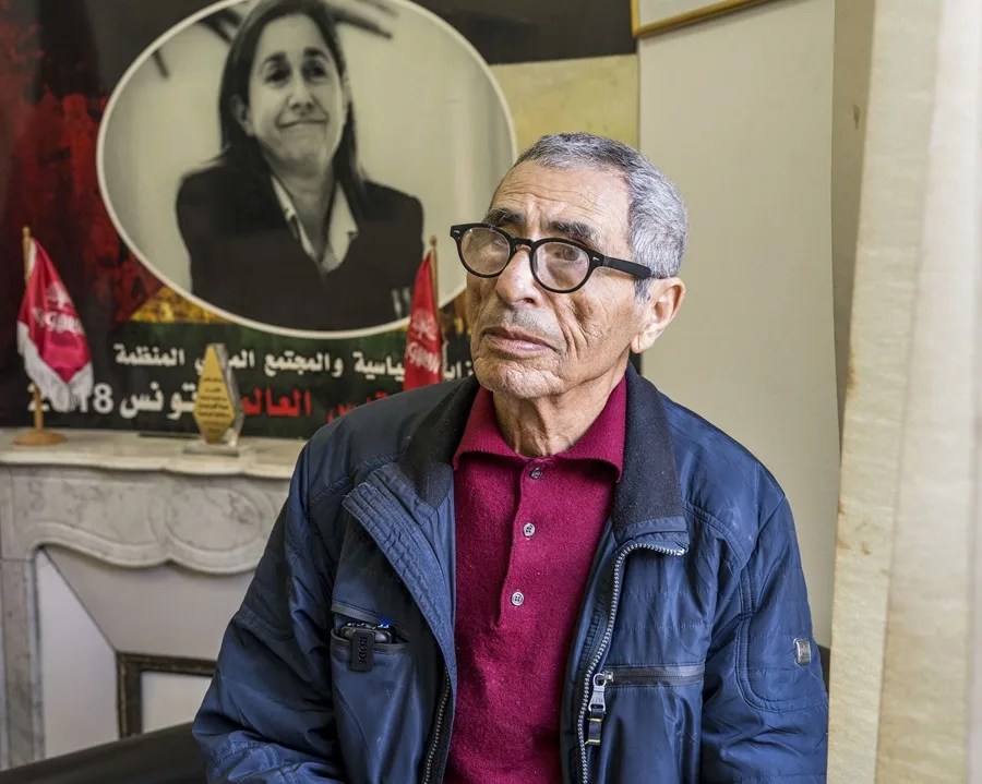 Ezzeddine Hazgui, profesor de derecho en el Instituto Superior de Gestión de Túnez, militante y padre del detenido Jawher Ben Mbarek.