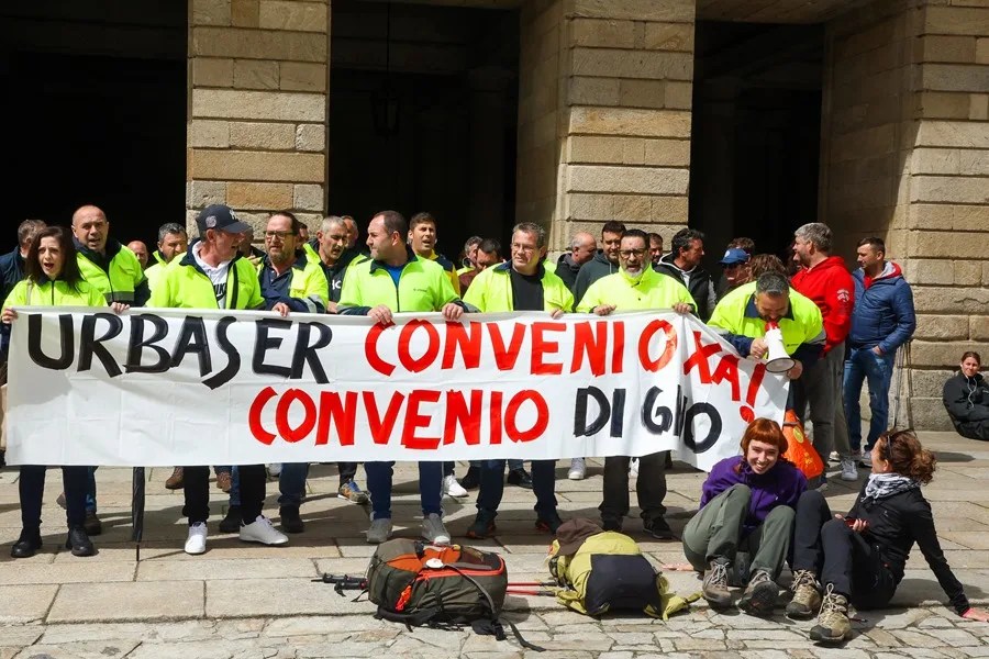 Los trabajadores de Urbaser, han vuelto esta mañana a la Plaza del Obradoiro para lanzar proclamas con las que reclamaron que se active la negociación del convenio colectivo