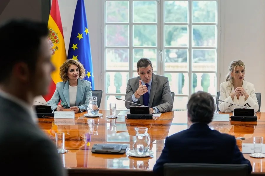 Pedro Sánchez (c), María Jesus Montero (i), y Yolanda Díaz (d).